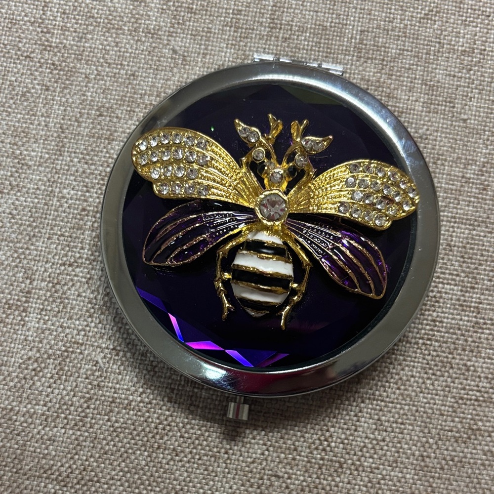 Classic Round Pocket Mirror in Shiny Silver